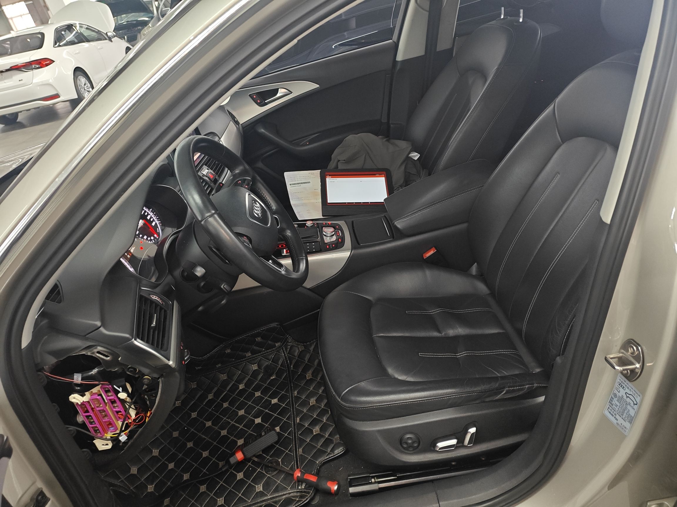 المقاعد الأمامية داخل السيارة