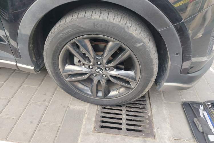 Used Hyundai Santa Fe Classic 2013 Revised Version 3.0L Four-Wheel Drive Flagship Edition Euro IV Right Front Wheel Hub