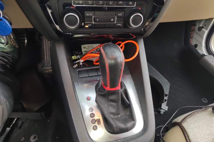 Used Volkswagen Sagitar 2014 1.4TSI Automatic Luxury Model Gear Lever