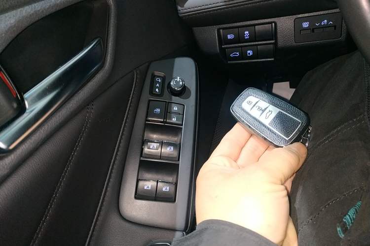 Used Toyota Avalon 2019 Dual-Engine 2.5L Luxury Edition China VI Standard Vehicle Key