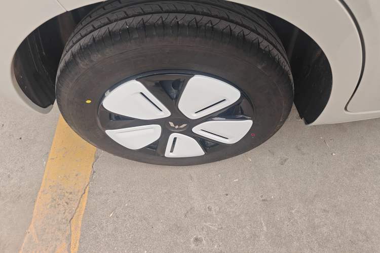 Used Wuling Hongguang MINIEV 2025 Four-Door Version Advanced Edition Right Rear Wheel Hub