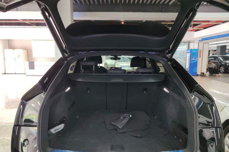 Used Audi Q5L 2022 40T Fashionable and Dynamic Model Trunk