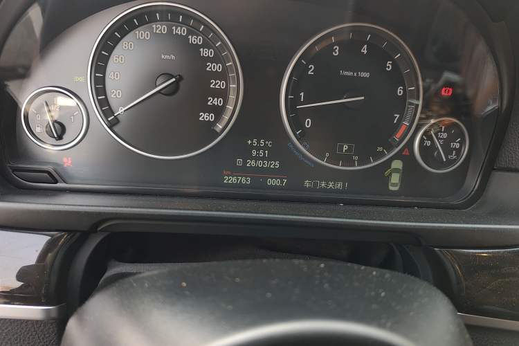 Used BMW 5 Series 2013 525Li Leading Model
