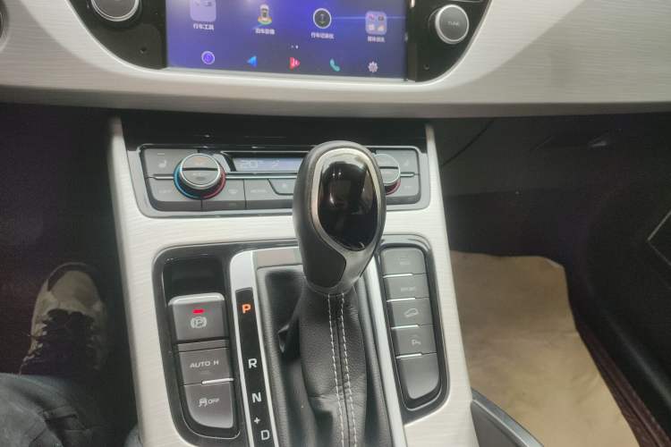 Used Geely Auto Emgrand X7 Sport 2018 1.8TD Automatic Two-Wheel Drive Smart Connect 4G Internet Edition Gear Lever