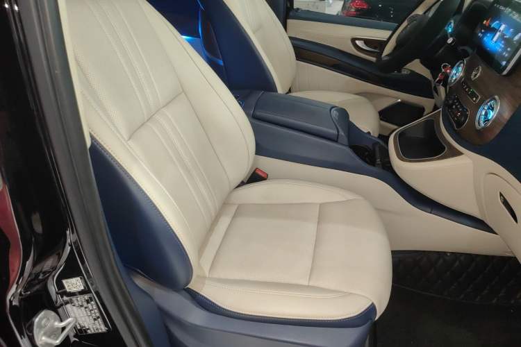 Used Mercedes-Benz Vito 2023 2.0T Elite Version 7 Seats Right Front Seat