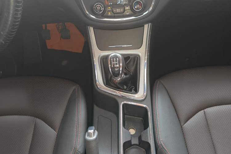 Used Baojun 560 2015 1.8L manual luxury version Gear Lever