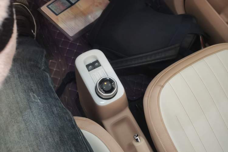 Used Geely Galaxy Panda 2023 Panda Mini 200km Endurance Bear Gear Lever