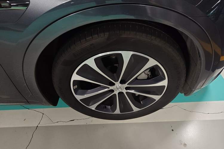 Used Hima Luxeed R7 2025 Range-Extended Version 360 km Max Right Front Wheel Hub