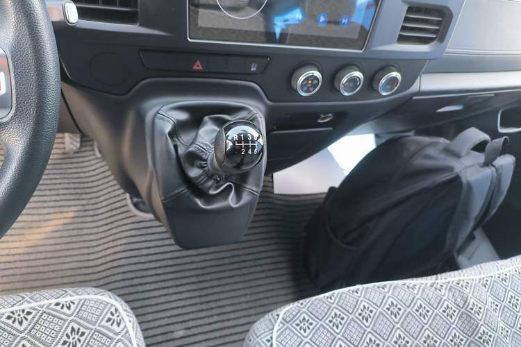 Used JMC Fushun 2022 2.0T Manual Multi-Function Passenger Vehicle Mid-Range High Roof 6-7 Seats
