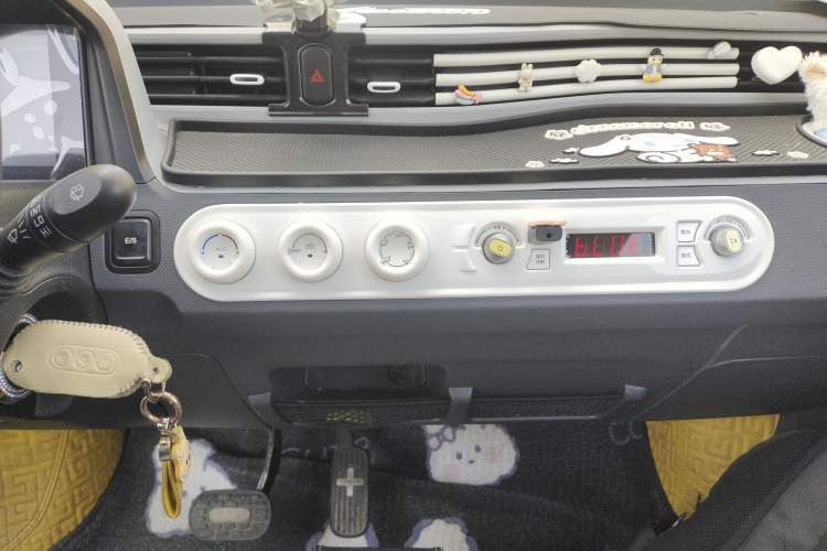 Used Wuling Hongguang MINIEV 2022 Macaron Premium Model – Lithium Iron Phosphate Audio And AC Panel