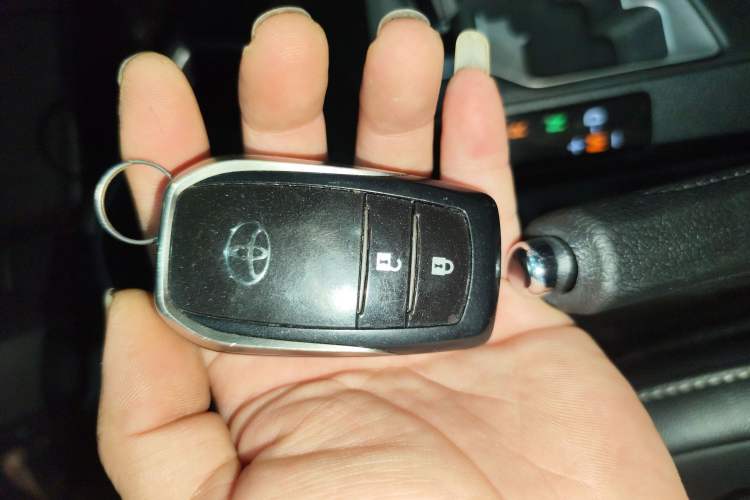 Used Toyota RAV4 2016 2.0L CVT Two-Wheel Drive Smart Edition China V Standard Vehicle Key