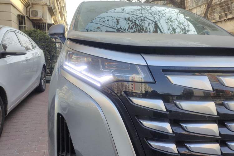 Used Denza D9 2022 DM-i 1040 Prestige Model