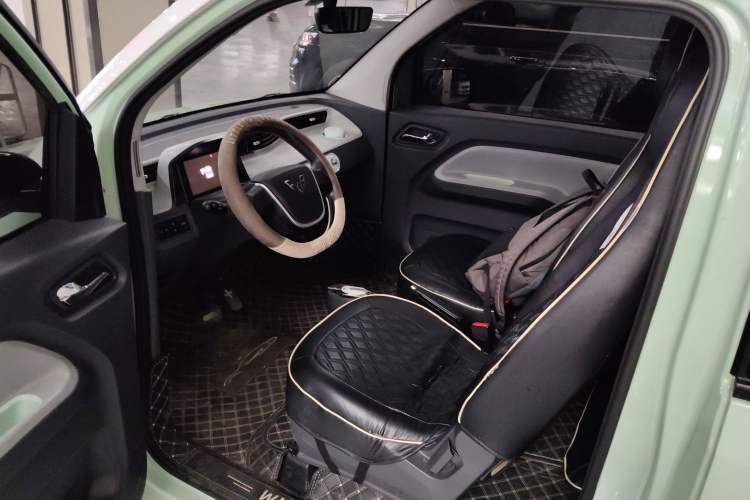 Used Wuling Hongguang MINIEV 2022 Macaron Premium Model – Lithium Iron Phosphate Driver Seat