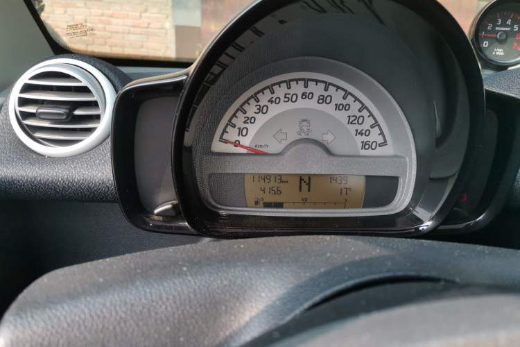 Used smart fortwo 2012 1.0 MHD Hardtop Comfort Edition Odometer Close Up