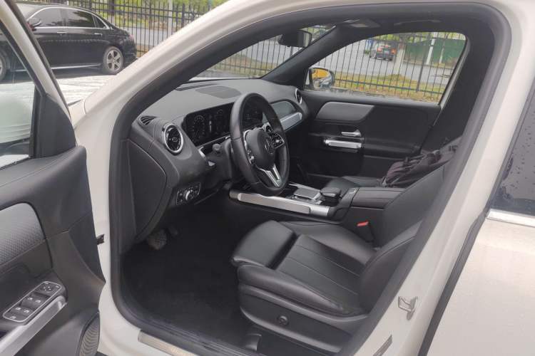 Used Mercedes-Benz GLB 2023 GLB 200 Dynamic Edition Driver Seat