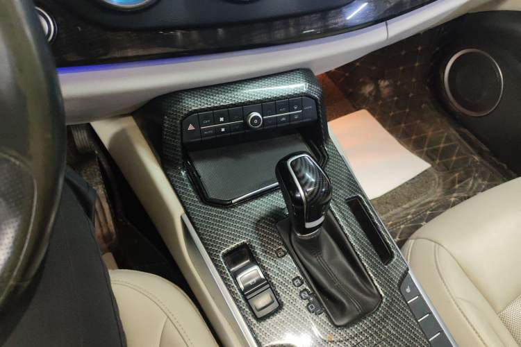 Used Wey VV7 2017 2.0T Ultra-Luxury Version Gear Lever