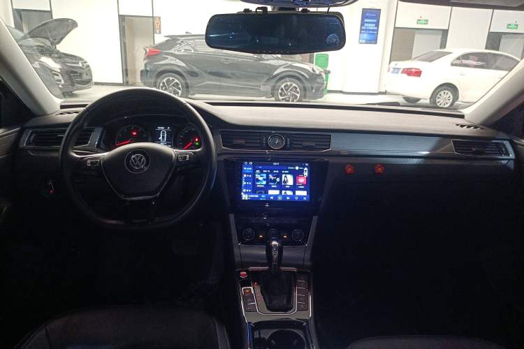 Used Volkswagen Passat 2017 330TSI DSG Luxury Edition Center Console