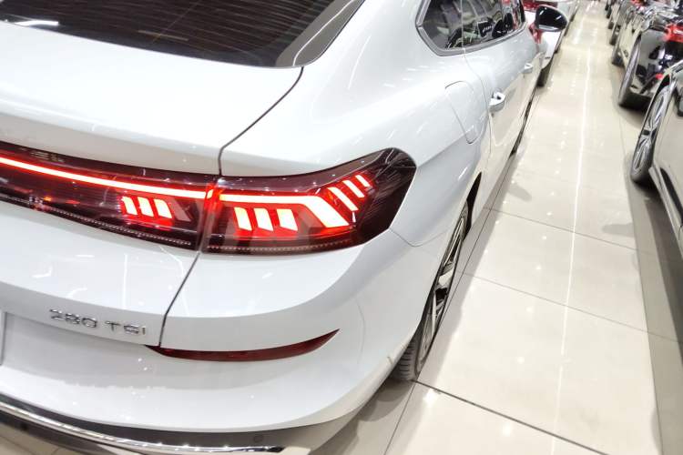 Used Volkswagen Lamando 2024 Lavida L 280TSI DSG Cool & Spicy Edition Right Rear Taillight