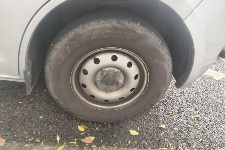 Used CHANGAN KAICHENG Ruixing M60 2023 1.5L GDI Elite-Class Passenger Vehicle 6/7 Seats Right Front Wheel Hub