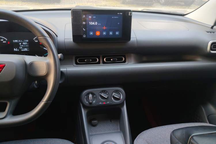 Used Wuling Hongguang New Energy 2024 All-Electric Model 300KM Standard Version Audio And AC Panel