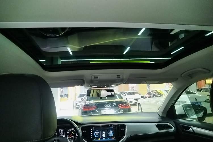 Used Volkswagen T-ROC 2019 230TSI DSG Two-Wheel-Drive Advanced Version China VI Standard
