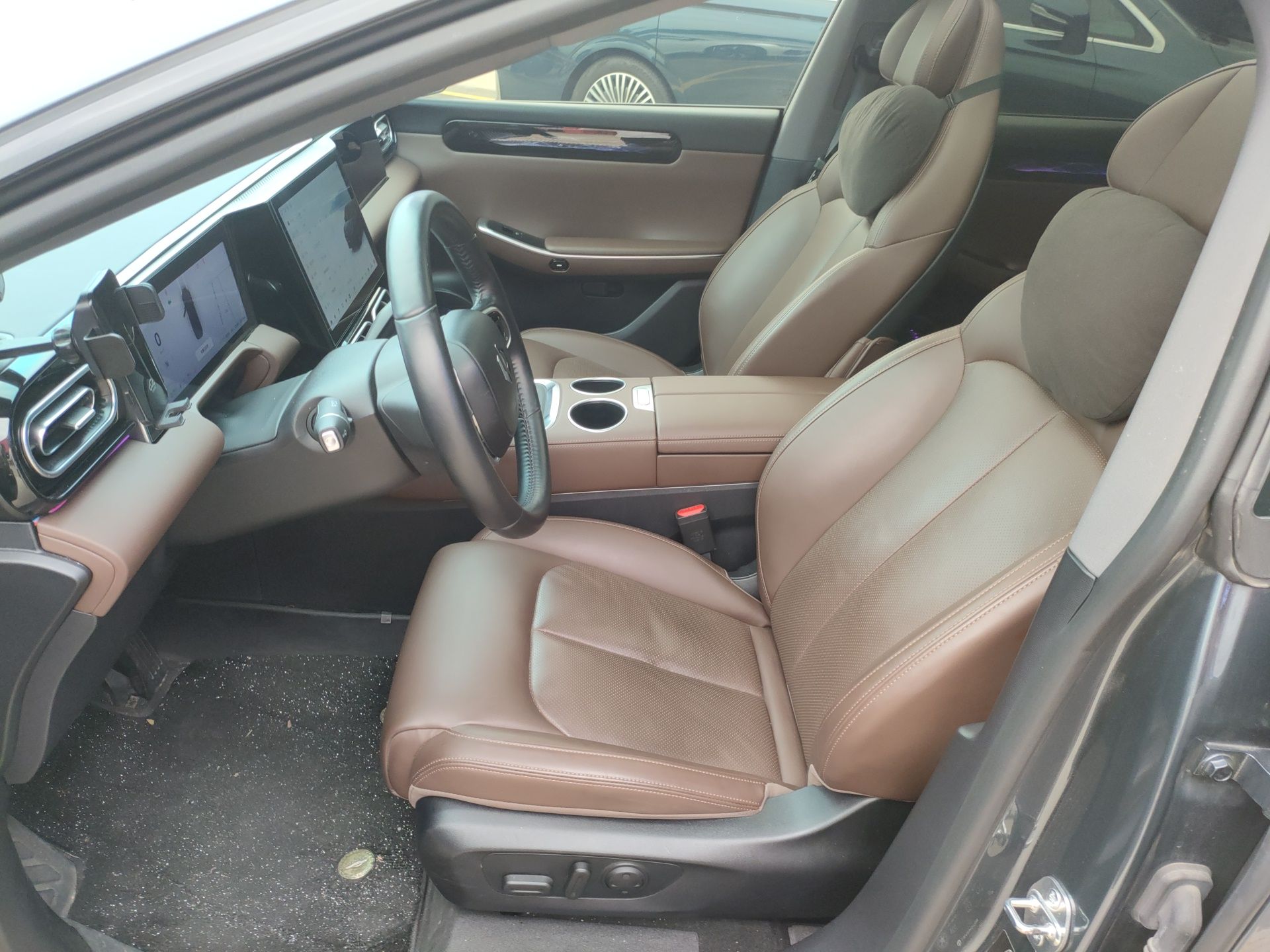 المقاعد الأمامية داخل السيارة