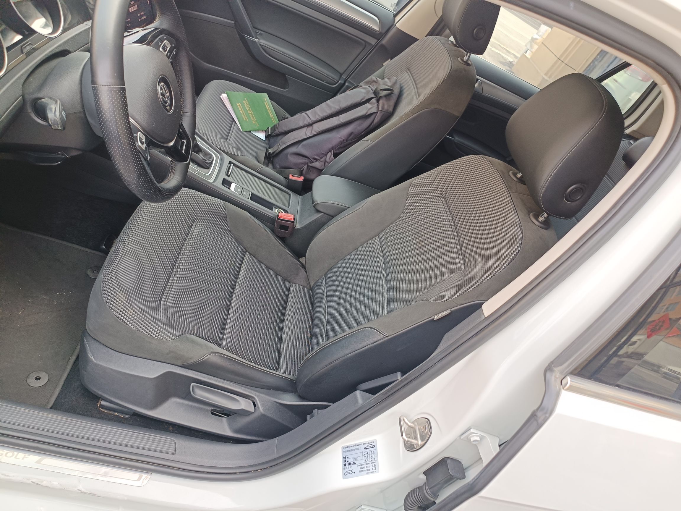 Переднее сиденье в автомобиле