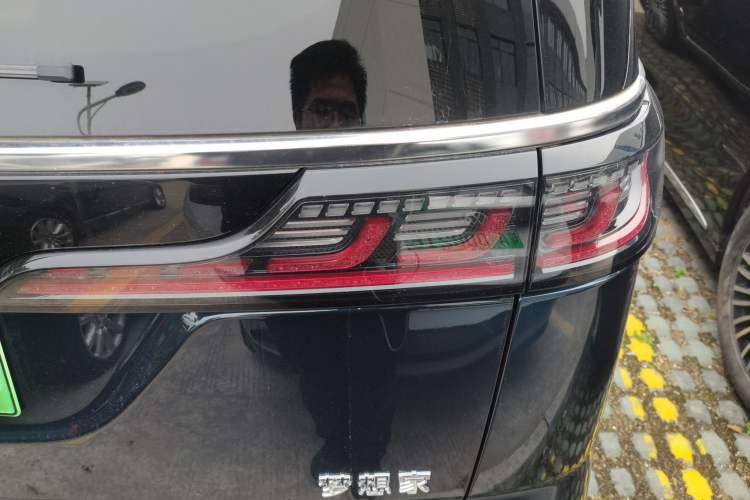 Used VOYAH Dream 2025 PHEV Four-Wheel-Drive Flagship Kunpeng Edition Right Rear Taillight