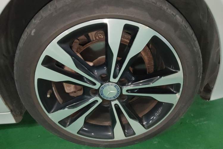 Used Mercedes-Benz C-Class 2015 C 200 Sport Edition 4MATIC Right Front Wheel Hub