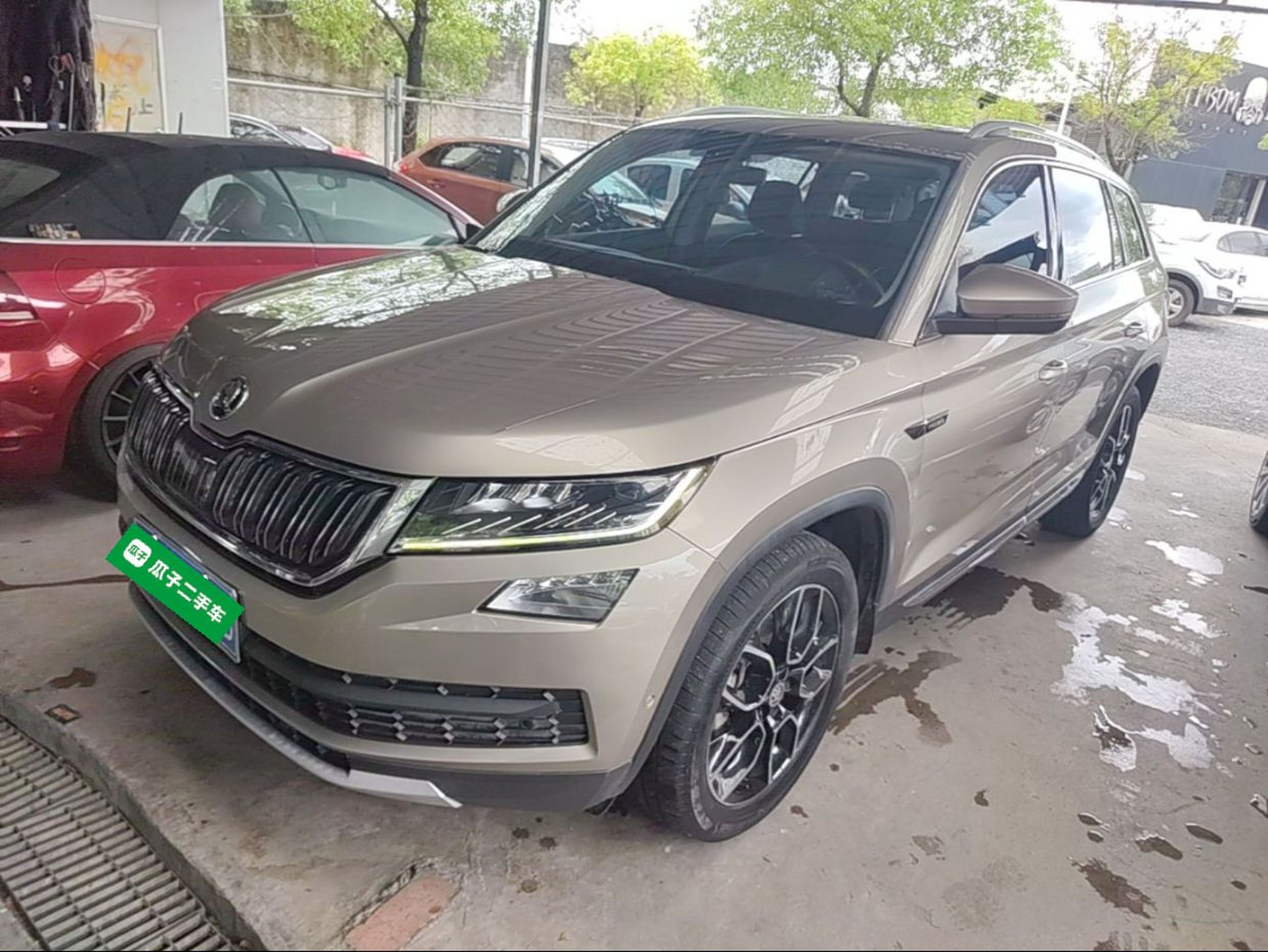 Под передней частью автомобиля