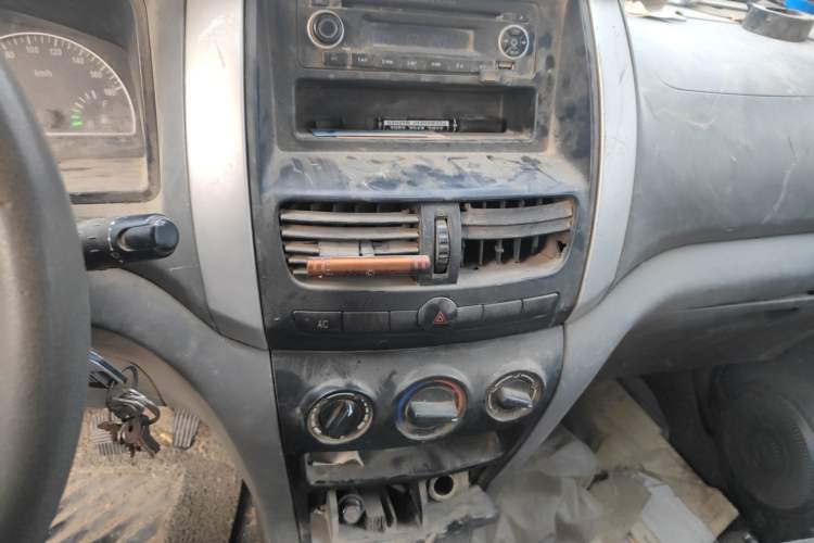 Used Dongfeng Shuaike 2011 1.6L Manual Comfort 7-Seater Audio And AC Panel