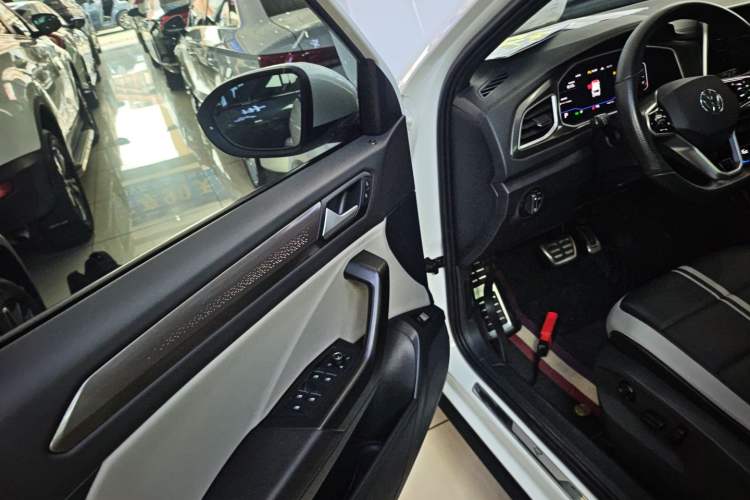 Used Volkswagen T-ROC 2023 300TSI DSG Two-Wheel-Drive Chen Guang Edition
