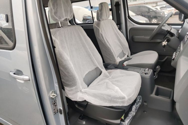 Used Wuling Yangguang 2024 300KM Comfort Version Passenger Van 75kW
