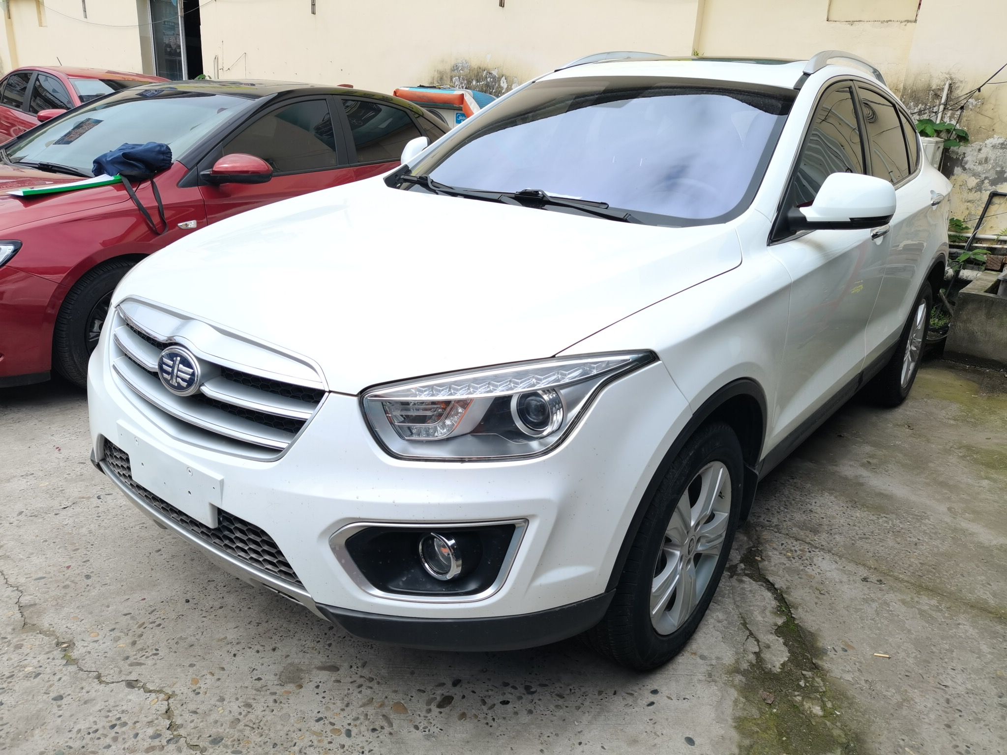 تحت مقدمة السيارة