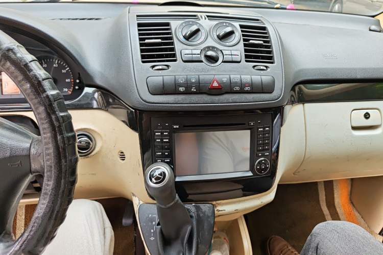 Used Mercedes-Benz Vito 2011 2.5L 7-seater executive version Audio And AC Panel