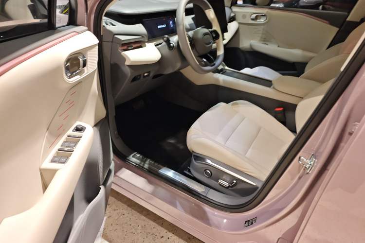 Used Lynk & Co 06 EM-P 2023 EM-P 126 Long-Range Halo Driver Seat