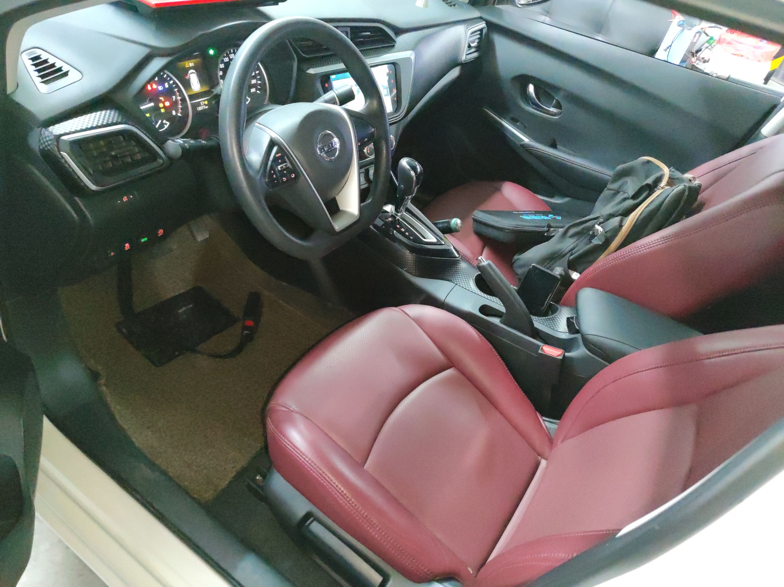 المقاعد الأمامية داخل السيارة