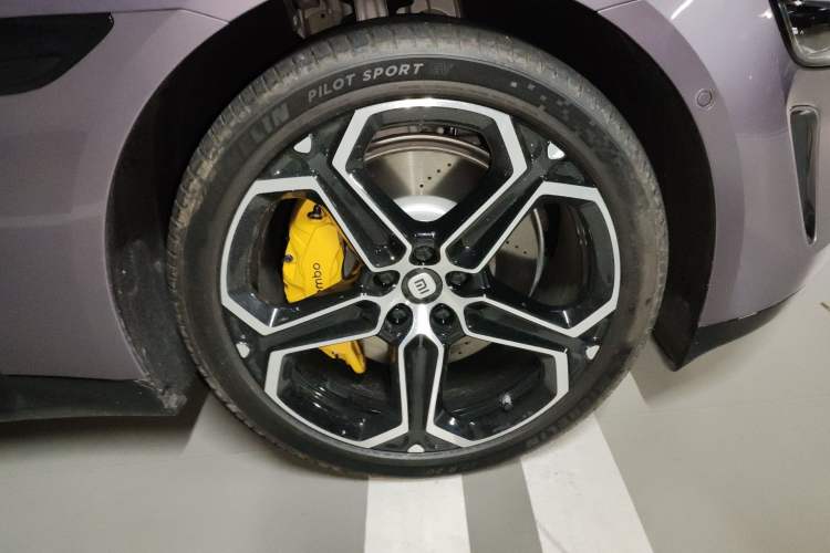 Used Xiaomi Auto SU7 2024 Rear-Drive Ultra-Long Range Advanced Pro-Level Intelligent Driving Version Right Front Wheel Hub