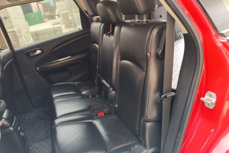 Used Dodge Journey 2013 2.4L Two-Wheel Drive Luxury Version Left Rear Seat