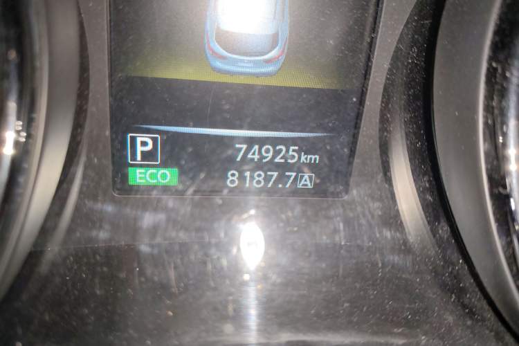 Used Nissan Qashqai 2016 2.0L CVT Elite Edition Odometer Close Up