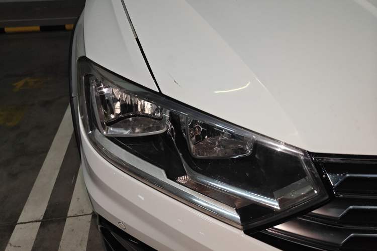 Used Volkswagen C-TREK 2017 230TSI DSG Luxury Model Right Front Headlight