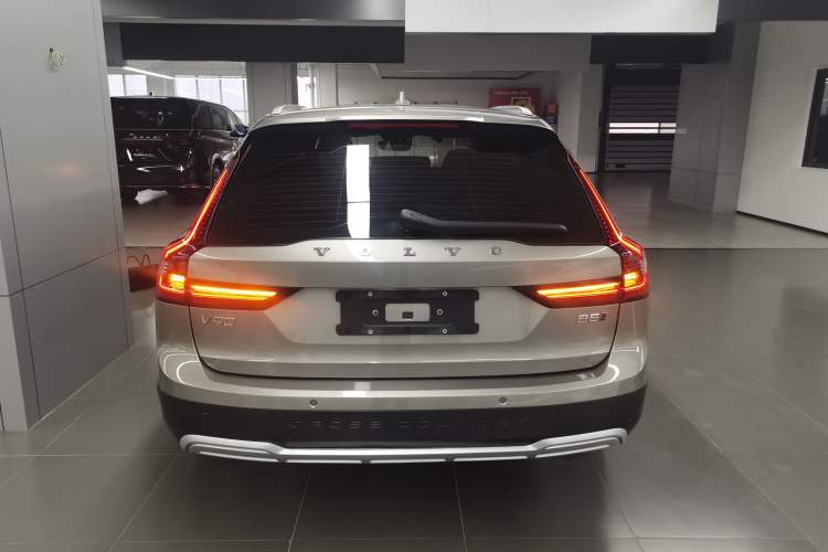 Used Volvo V90 2022 Cross Country B5 AWD Smart Range Edition
