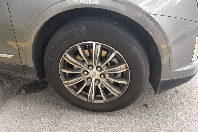 Used Cadillac XT5 2018 25T Luxury Model Right Front Wheel Hub