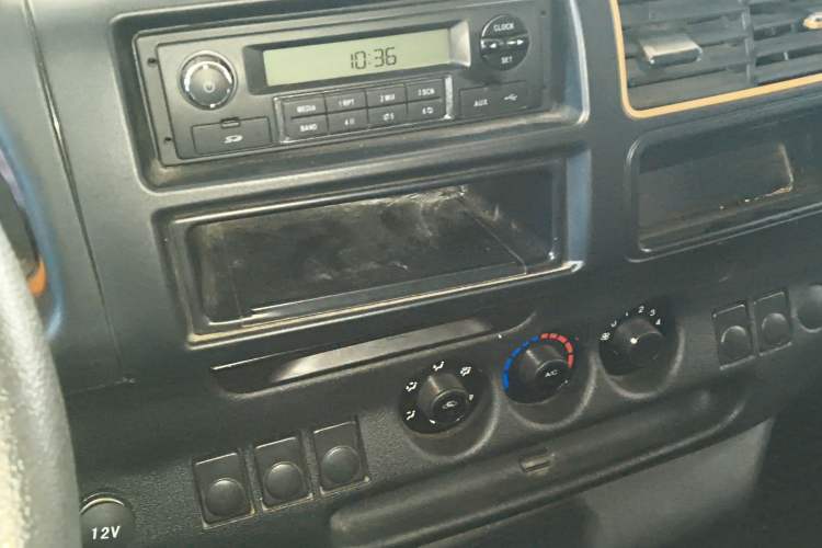 Used JMC Transit 2019 2.8T Commercial Version Short Wheelbase Mid-Roof 3-Seater China VI Standard JX493