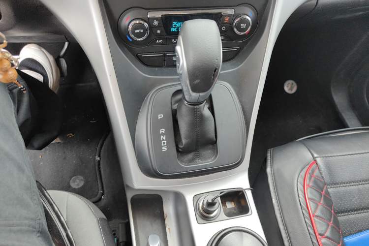 Used Ford Kuga 2015 1.5L GTDi Two-Wheel-Drive Comfort Model Gear Lever