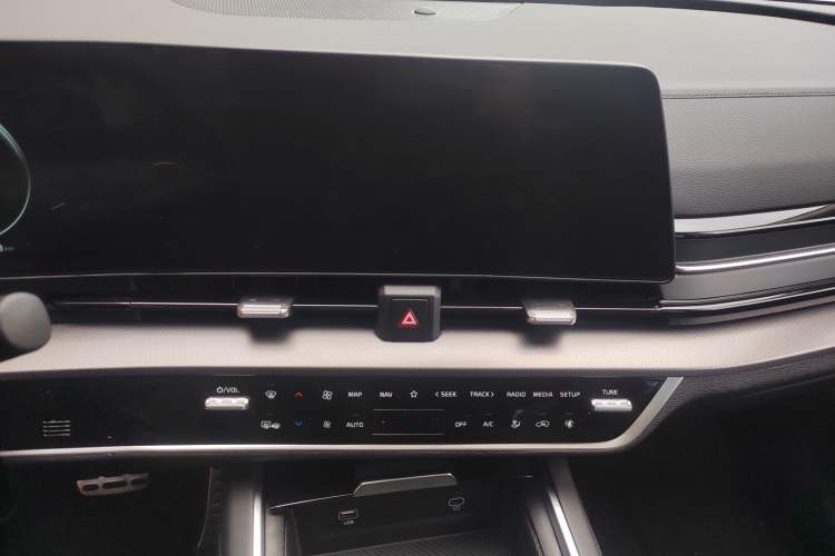 Used Kia Sportage (Chinese Domestic Model) 2025 2.0T Two-Wheel Drive Prestige Smart Edition