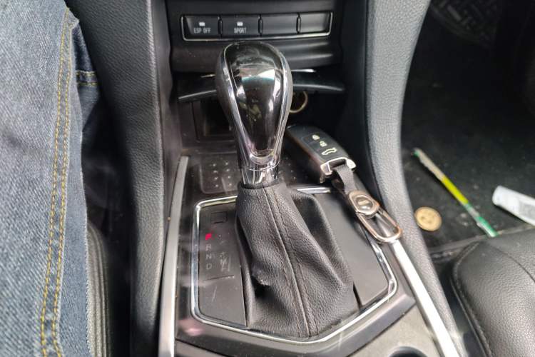 Used JMC Yusheng S350 2013 2.4T Automatic 2WD Diesel Luxury Edition 5 Seats
