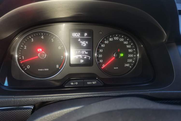 Used Volkswagen Cross Lavida 2014 1.4TSI DSG Odometer Close Up