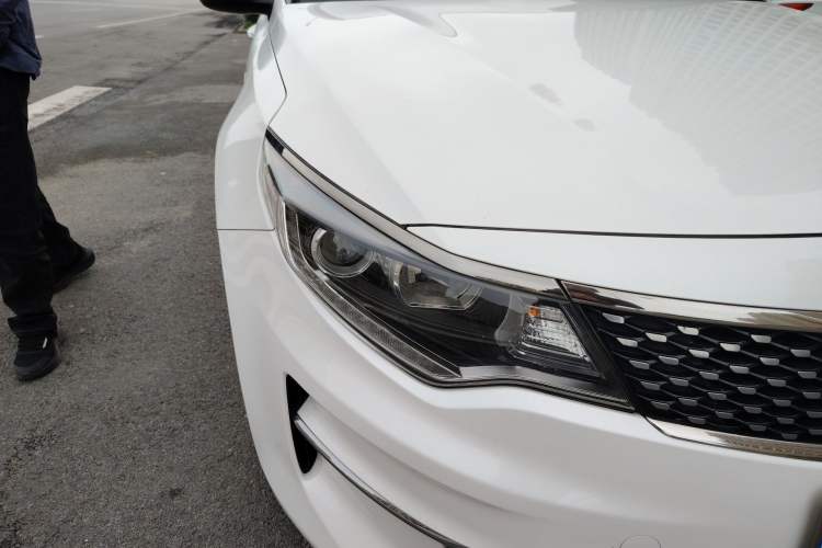 Used Kia K5 2016 2.0L Automatic LUX Right Front Headlight