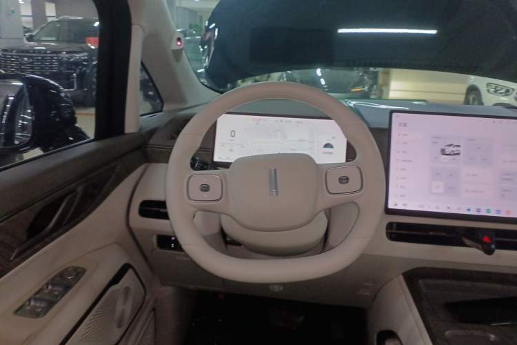 Used Wey Gaoshan 2025 Four-Wheel Drive Alpine 9 Steering Wheel